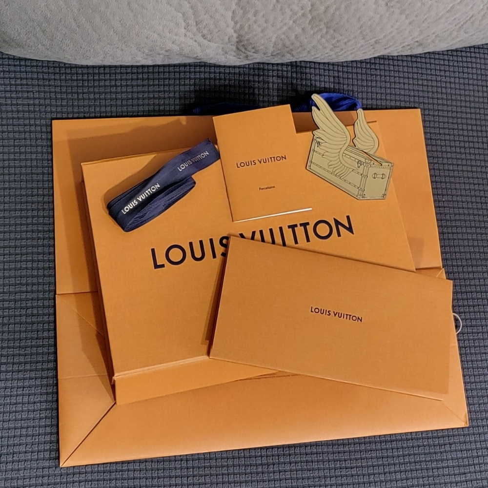 Louis Vuitton Box w Shopping bag